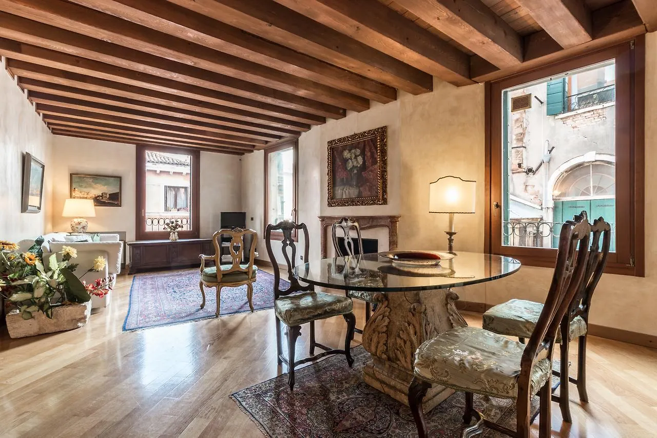 La Fenice Double Canal View location